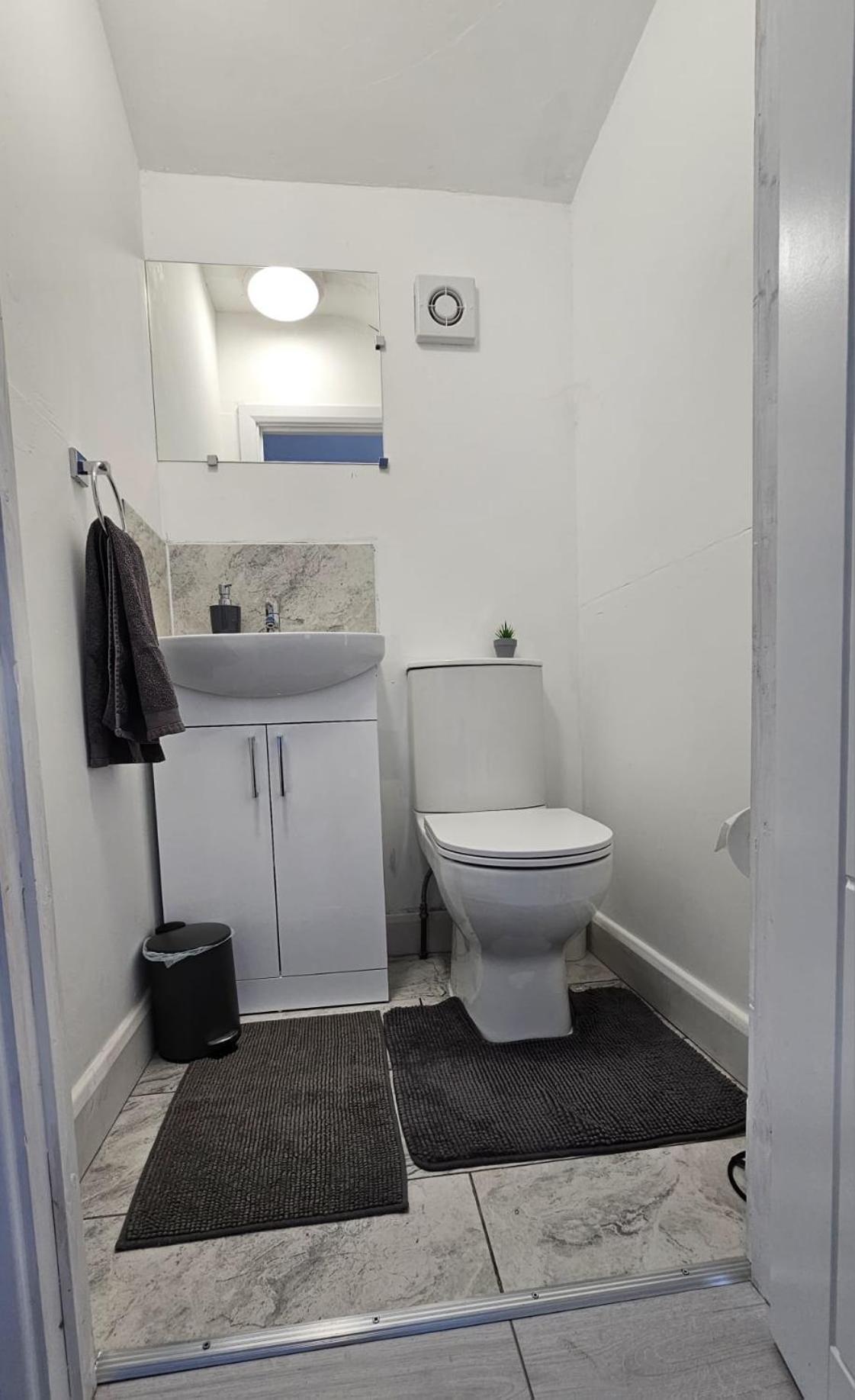 The Crescent, 3 Bed House With 2-3 Parking Spaces, Great For Contractors And Family Greenhithe Buitenkant foto